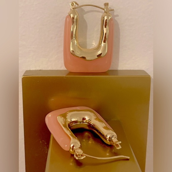 NIB petal pink glass gold tone square drop earrings pierced ears bar hinged back - Picture 6 of 8